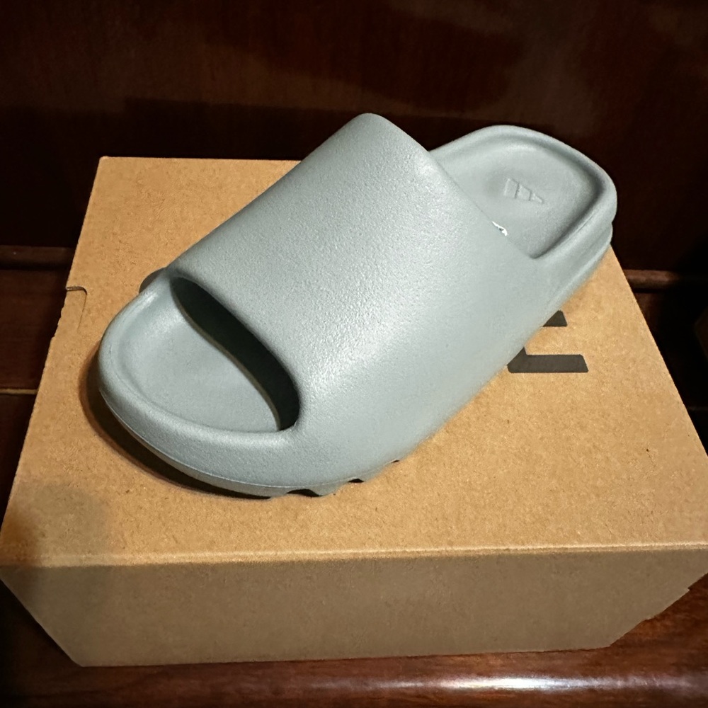 Adidas Yeezy Slide size 5 men